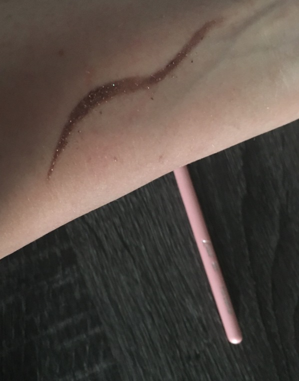 Swatch of Naked skin pigment with Luxie flat brush